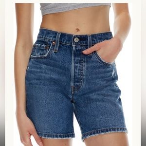 Levi’s 501 Mid Thigh Short in Salsa Middle size 26